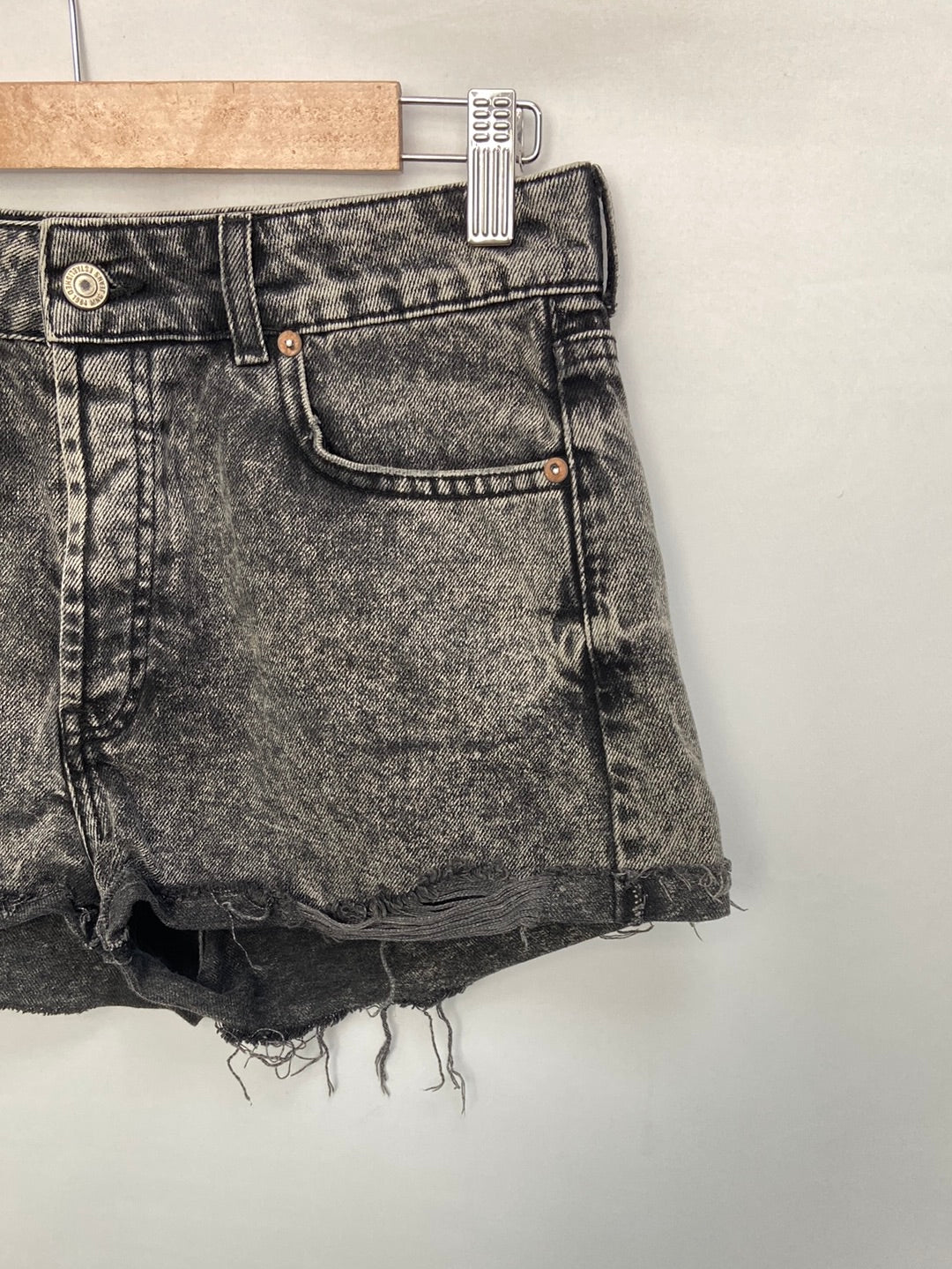 MANGO.Shorts grises efecto lavado T.36