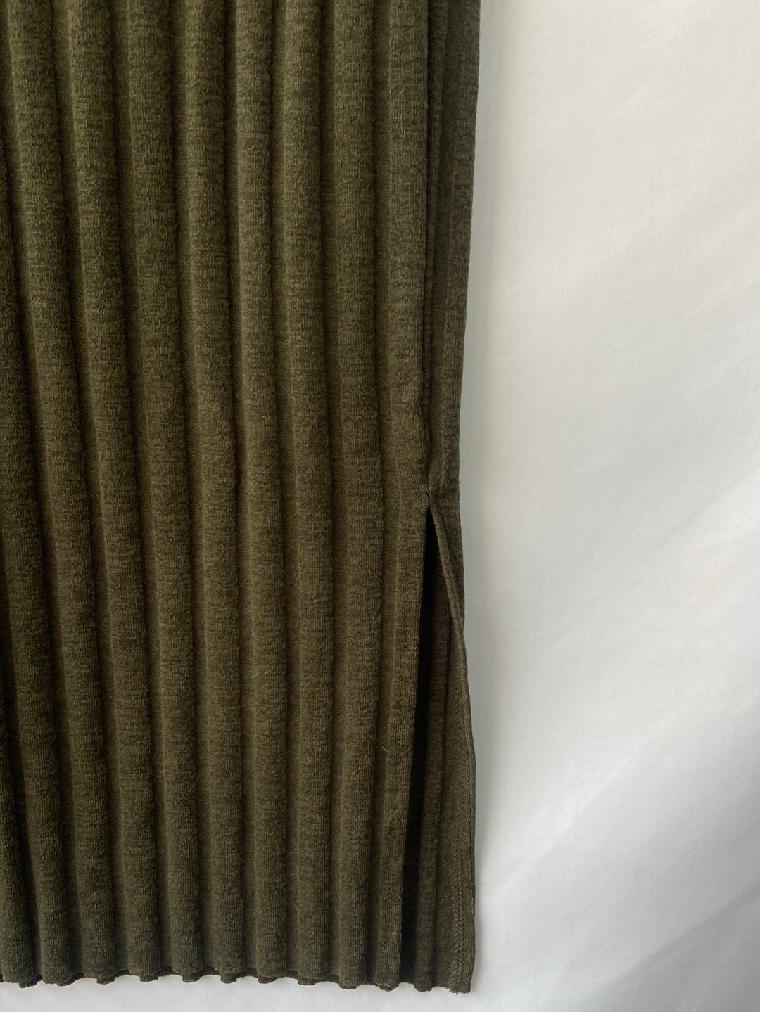 MANGO.Falda midi verde punto canalé T.s