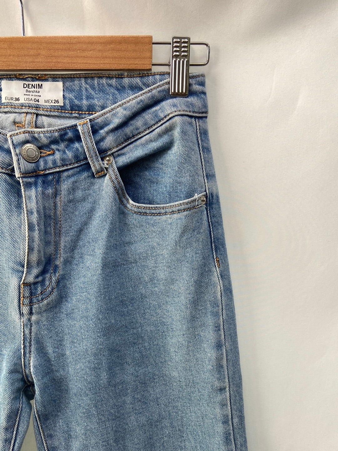 BERSHKA.pantalones vaqueros acampanados  T.36