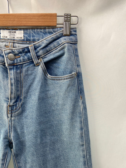 BERSHKA.pantalones vaqueros acampanados  T.36