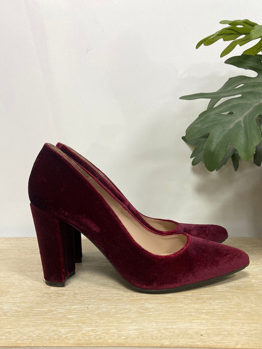 DANIELA VEGAS. Zapatos burdeos de terciopelo T.37