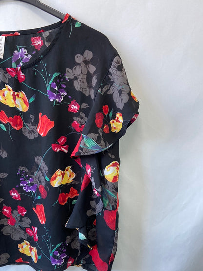AMISU.Black blouse with ruffled flowers TS