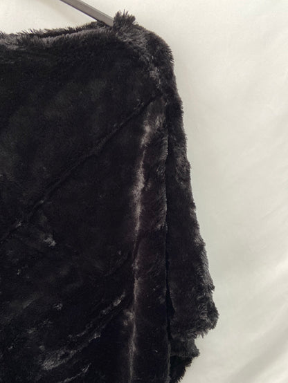 OTRAS.Poncho negro sintético TU