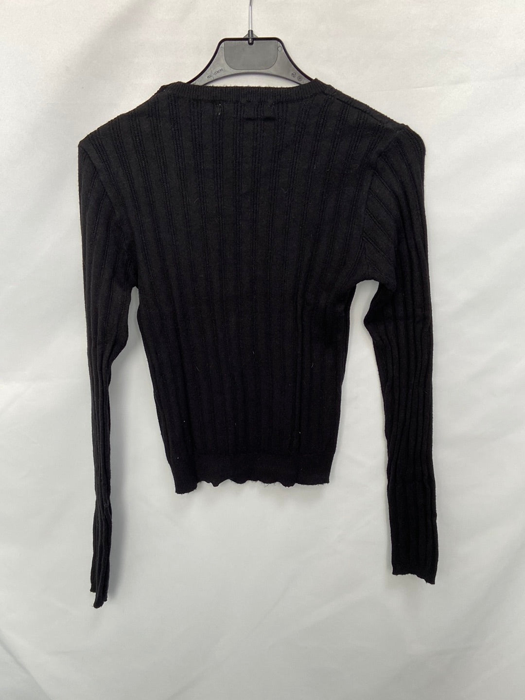 PULL&BEAR.Jersey cortito canalé negros T.L