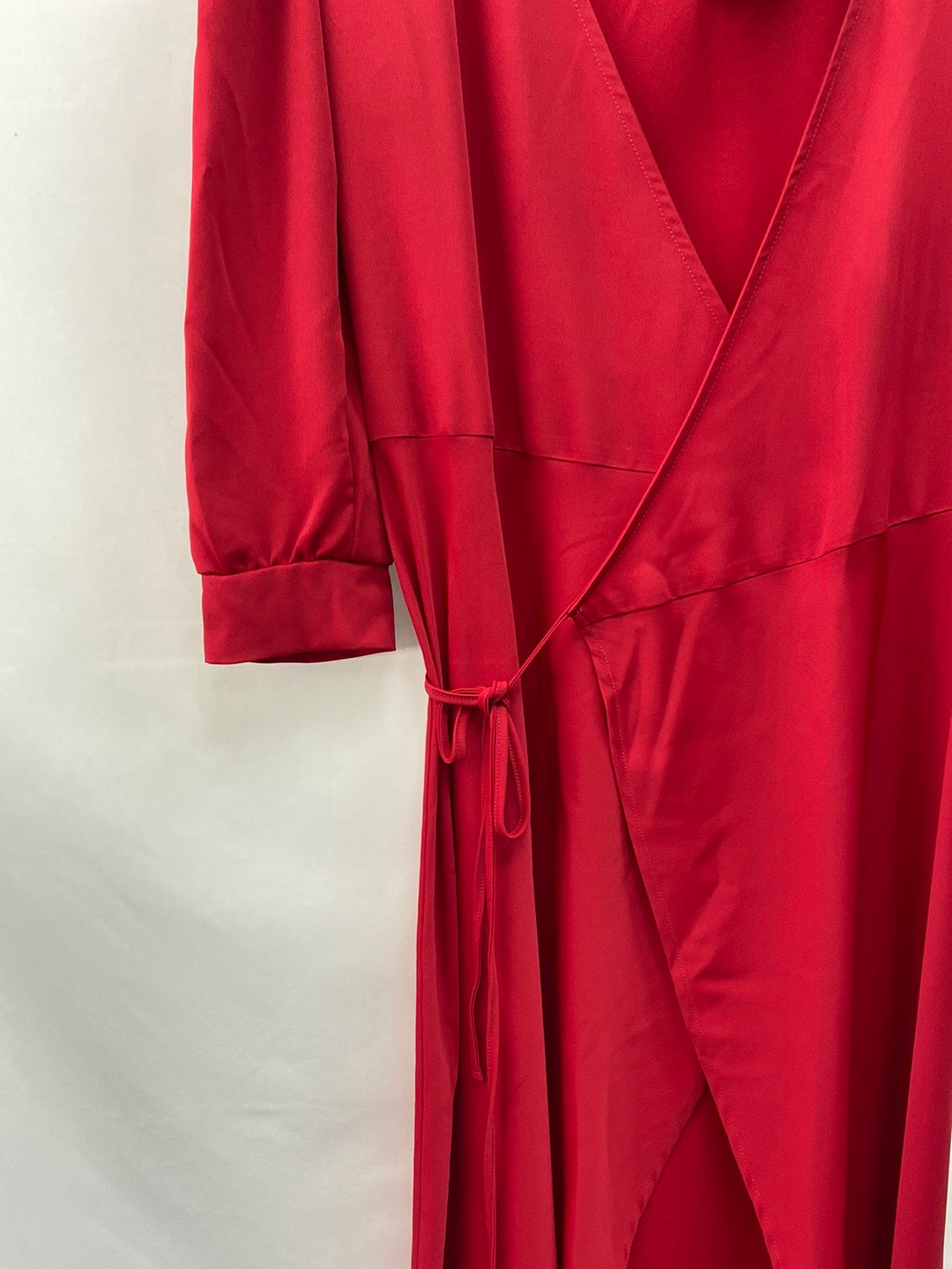 BY CLÉA.Vestido midi rojo cruzado (36/38 y 40/42)