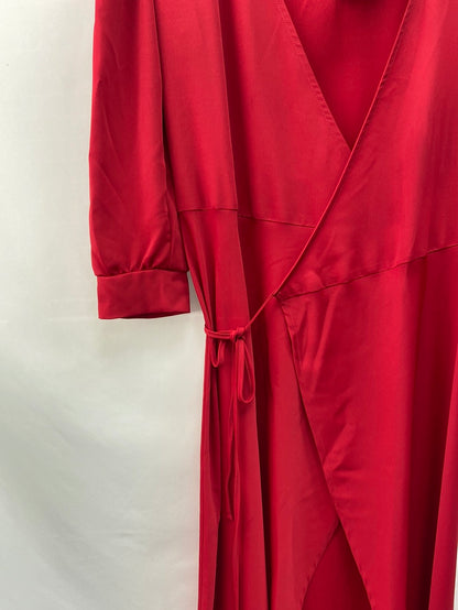 BY CLÉA.Vestido midi rojo cruzado (36/38 y 40/42)