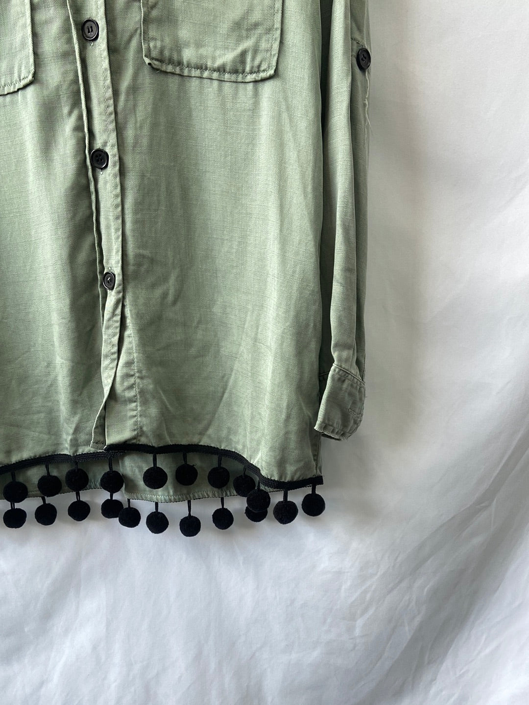 ZARA.Camisa verde borlas T.XS