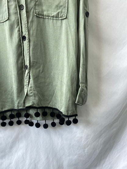 ZARA.Camisa verde borlas T.XS