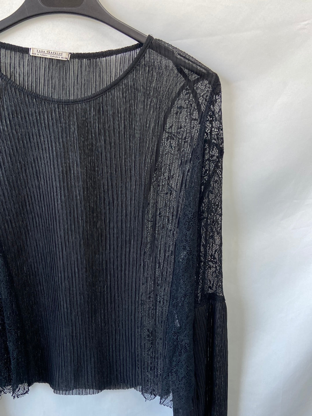 ZARA. Textured top with lace TL