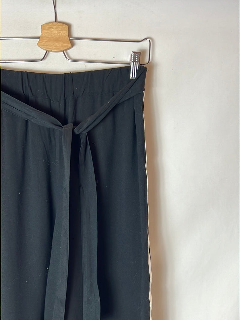 CLOCKHOUSE-C&A. Pantalones culotte raya lateral. T 40