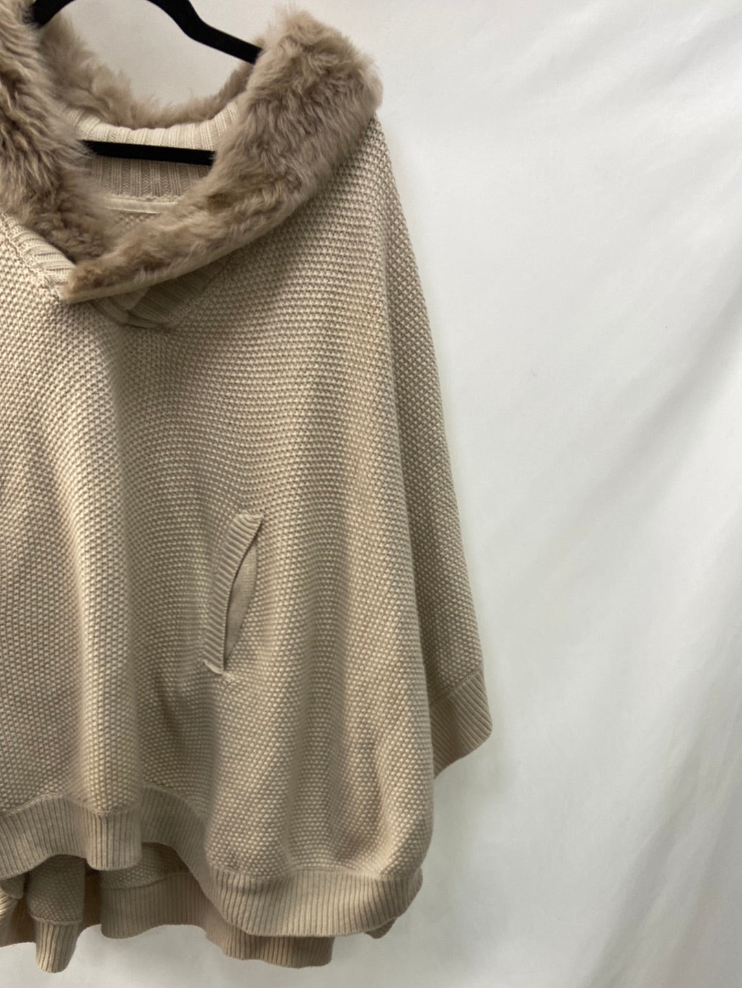 UTERQÜE.Poncho beige pelito Tu