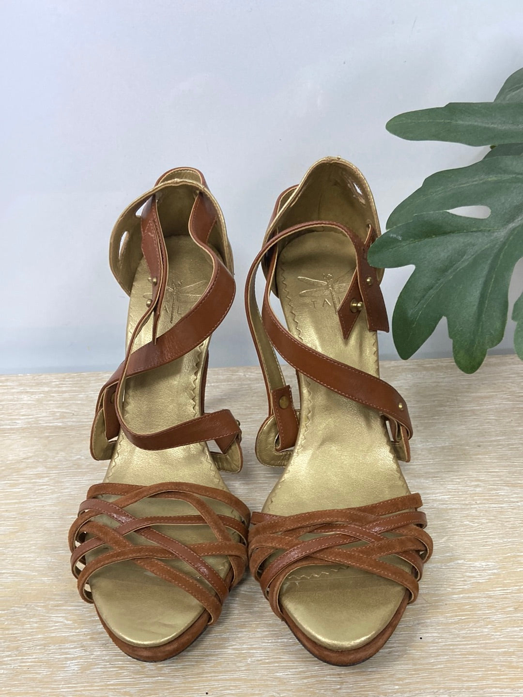 TALÍ.Sandalias marrones tiras tacón T.39