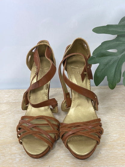 TALÍ.Sandalias marrones tiras tacón T.39