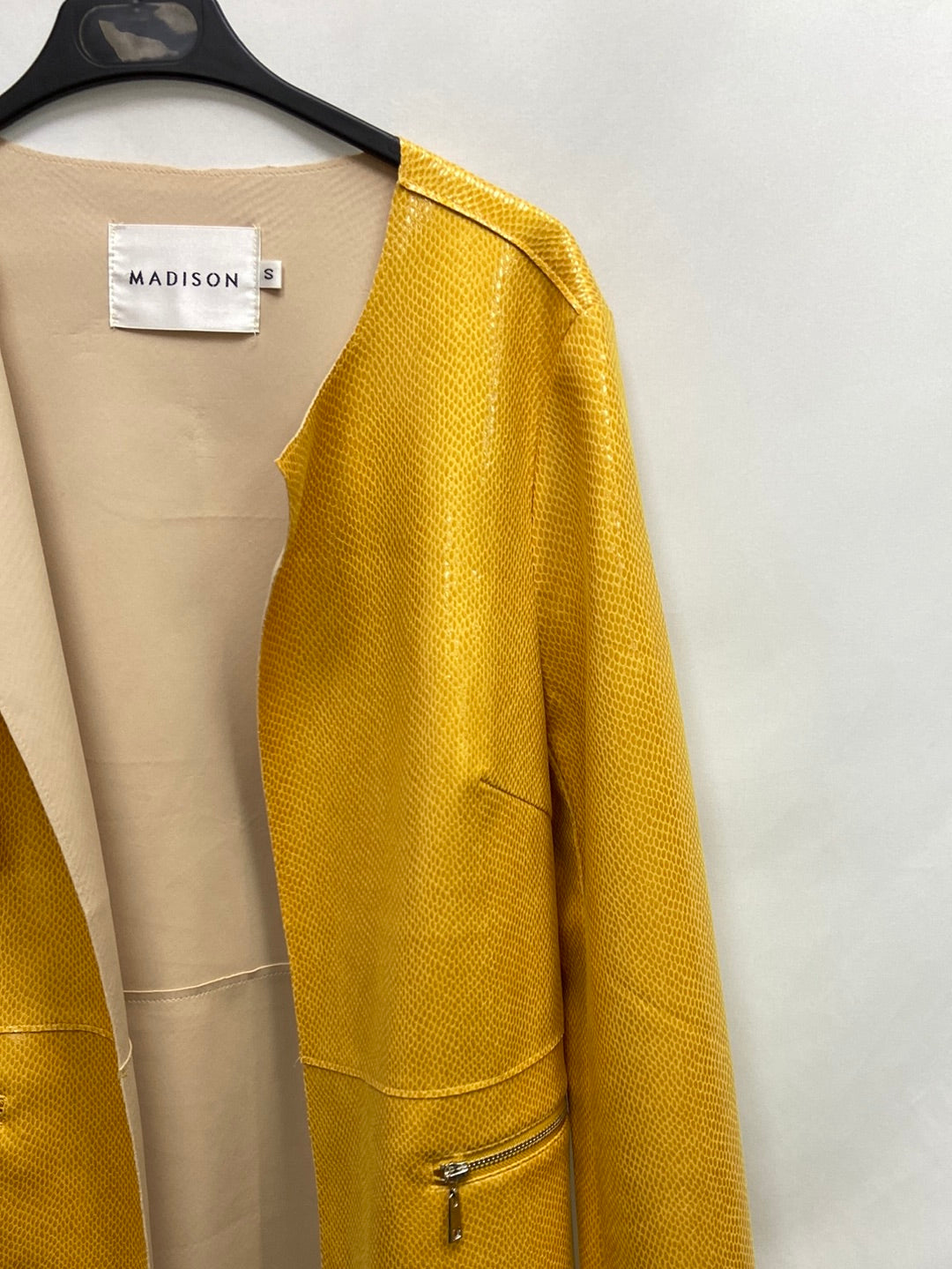 MADISON.Chaqueta fina amarilla T.S