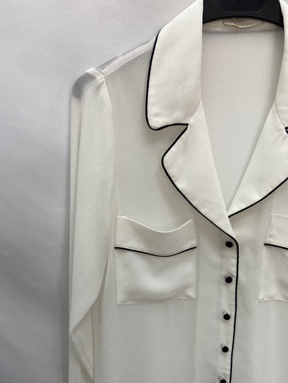 BIOMBO13(BIMANI).Blusa blanca detalles negros T.s