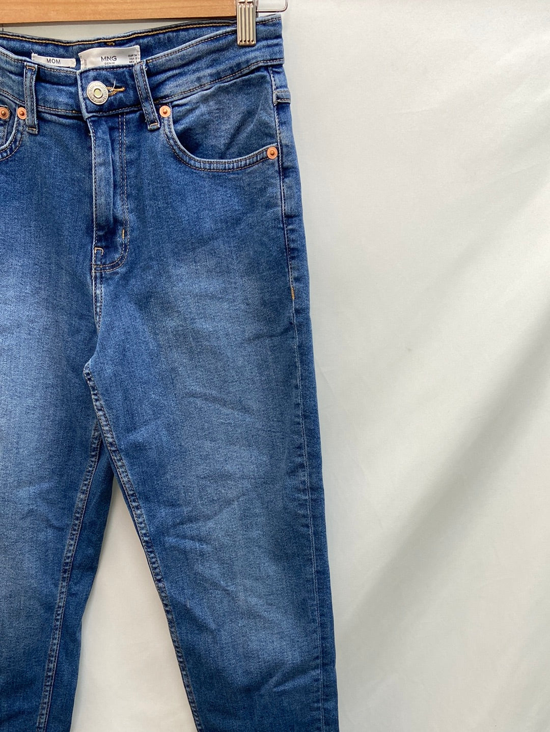 MANGO. Pantalon azul marino mom fit T.34