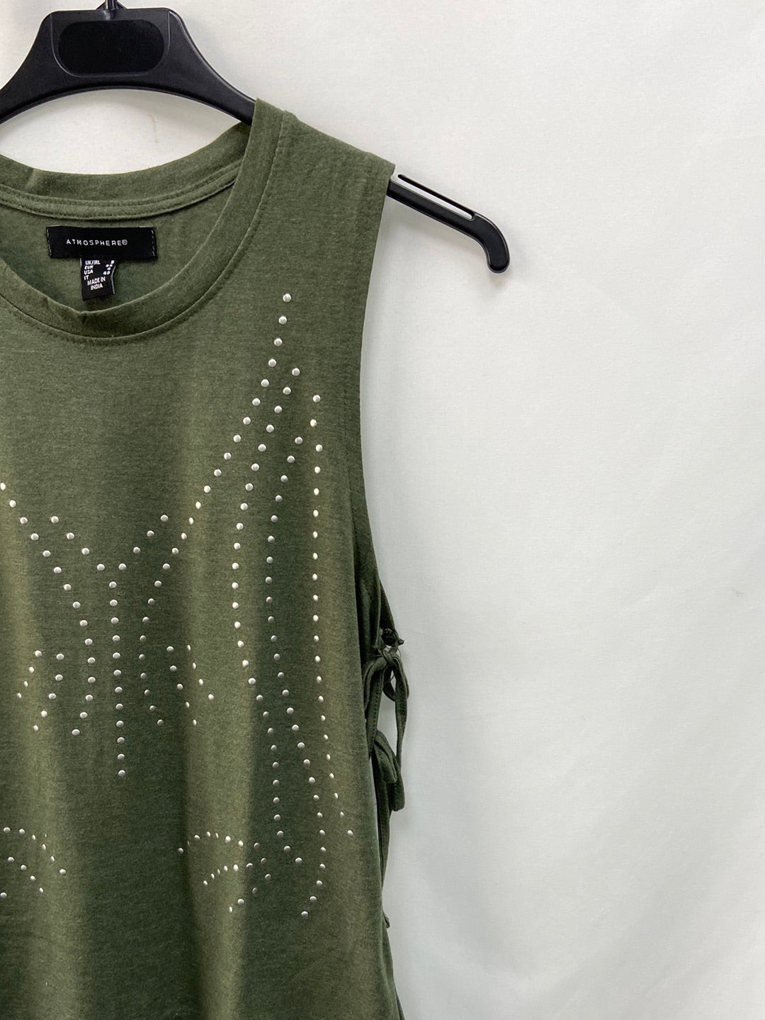 PRIMARK.Camiseta verde tachuelas T.S