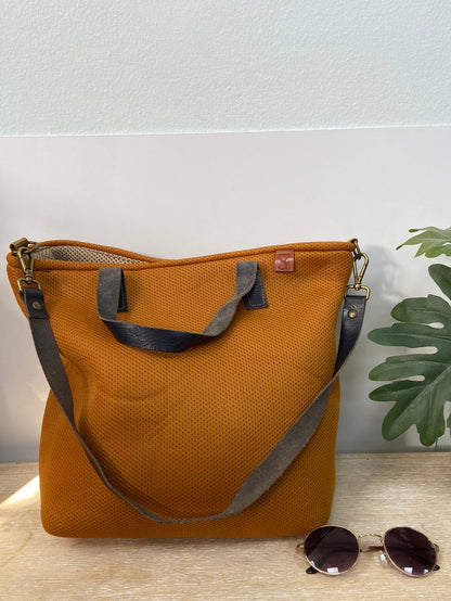 OTRAS.Bolso neopreno mostaza