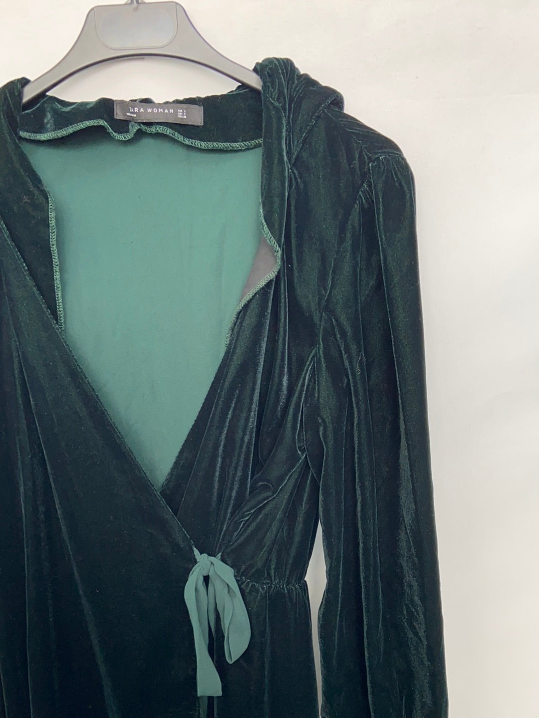 ZARA.Vestido terciopelo verde capucha T.s