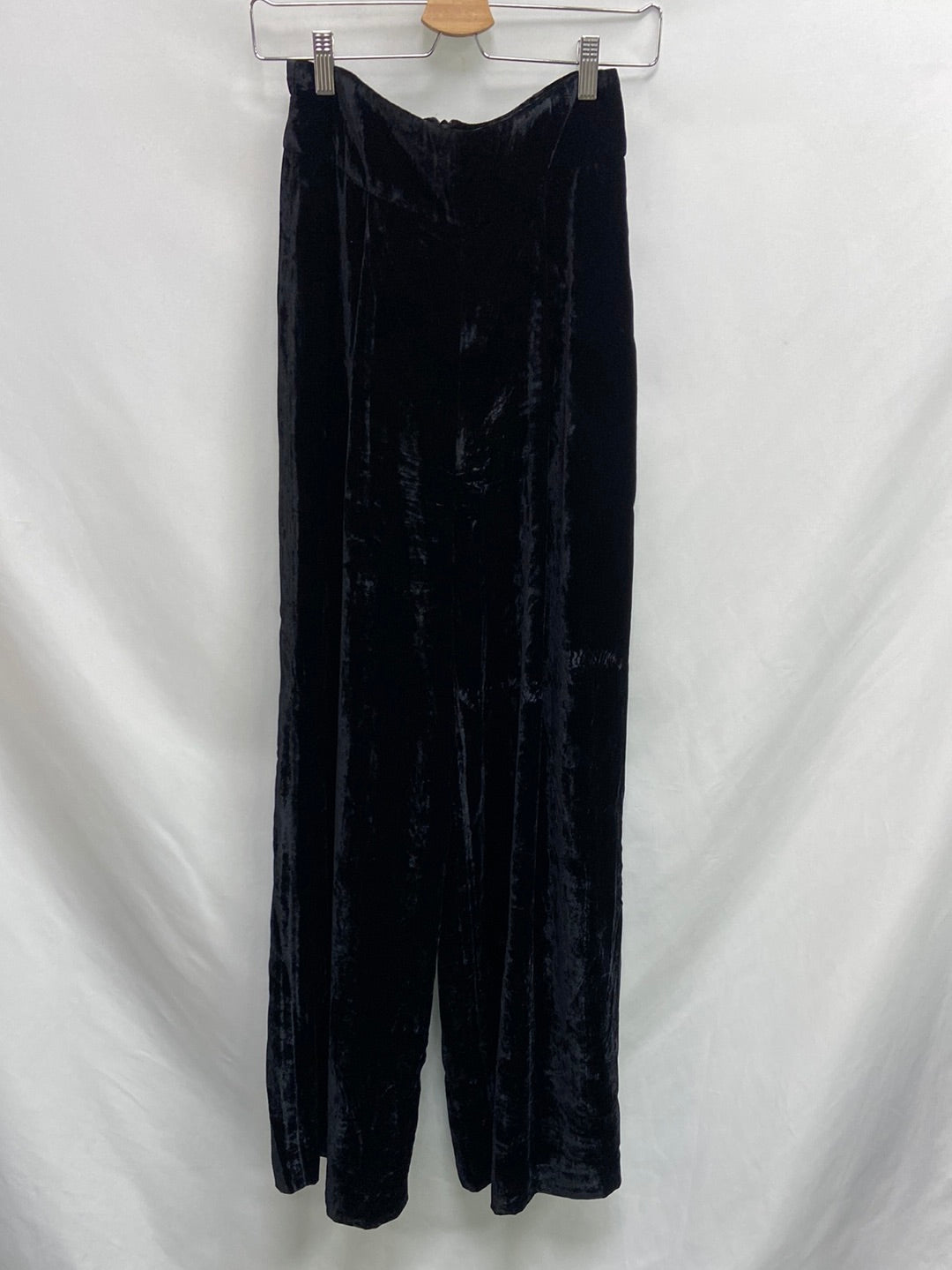 NUDE COLOR. Black velvet pants Ts