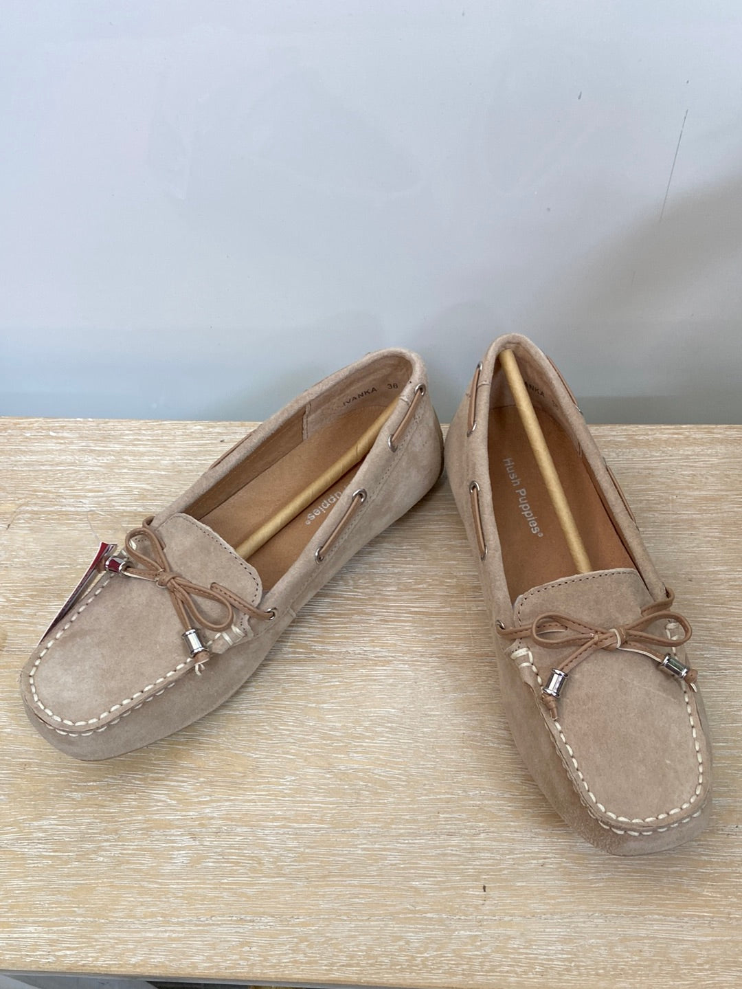 HUSH PUPPIES. Beige suede loafers T.36