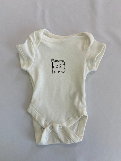 PRIMARK. Friends white bodysuit T.0 months
