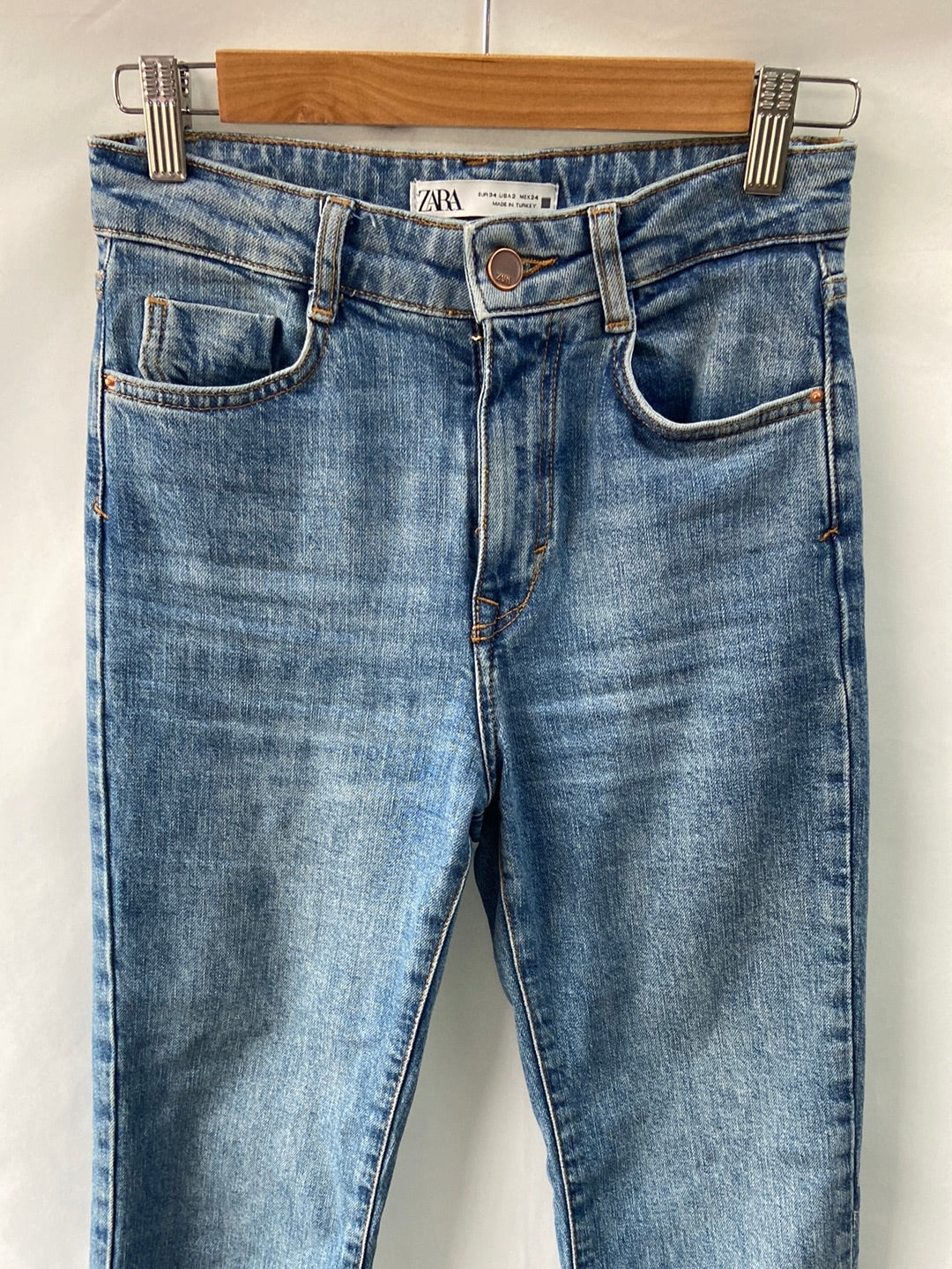 ZARA.Pantalones vaqueros Cropped flare T.34