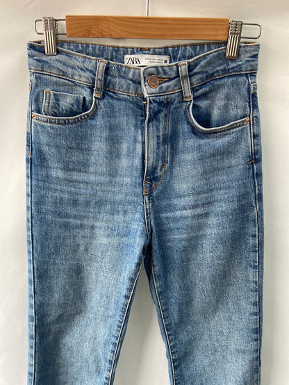 ZARA.Pantalones vaqueros Cropped flare T.34