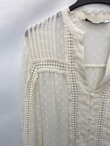 ZARA.Blusa blanca plumeti encaje T.XS