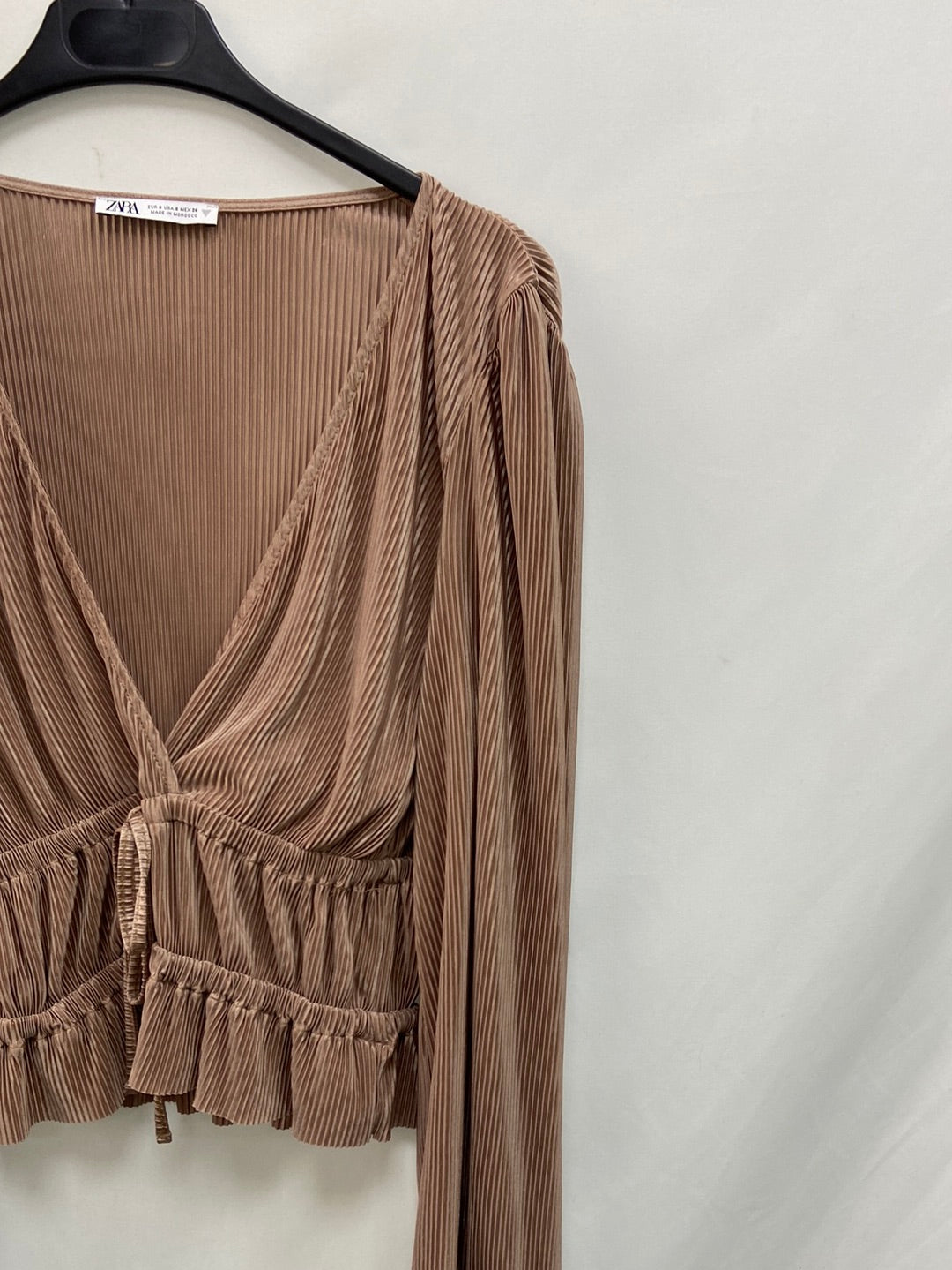 ZARA.Top beige satinado T.S