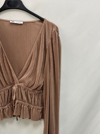 ZARA.Top beige satinado T.S