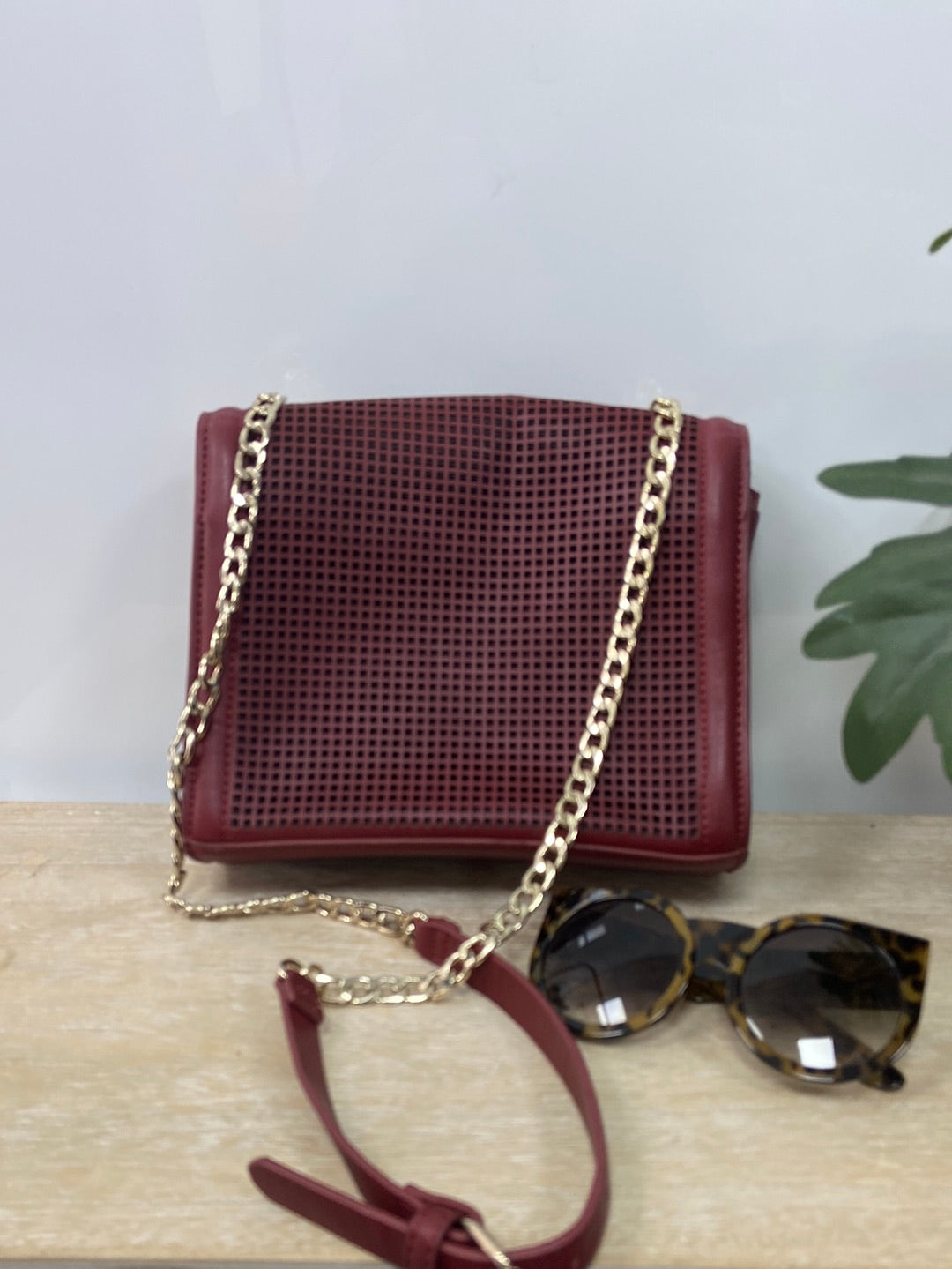 ZARA. Bolso burdeos rejilla