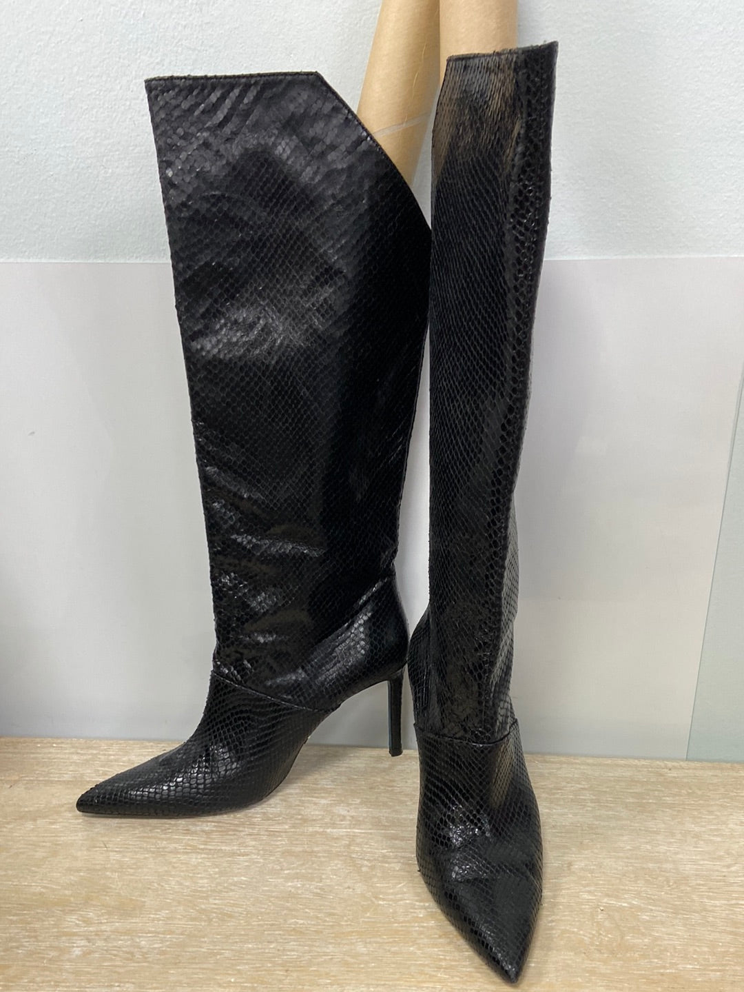 ZARA. Black textured high boots S.39