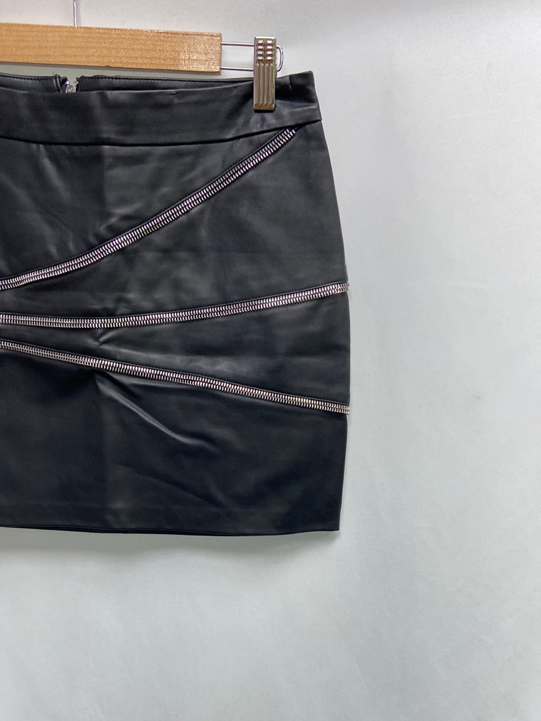 ZARA. Black skirt with Ts zippers