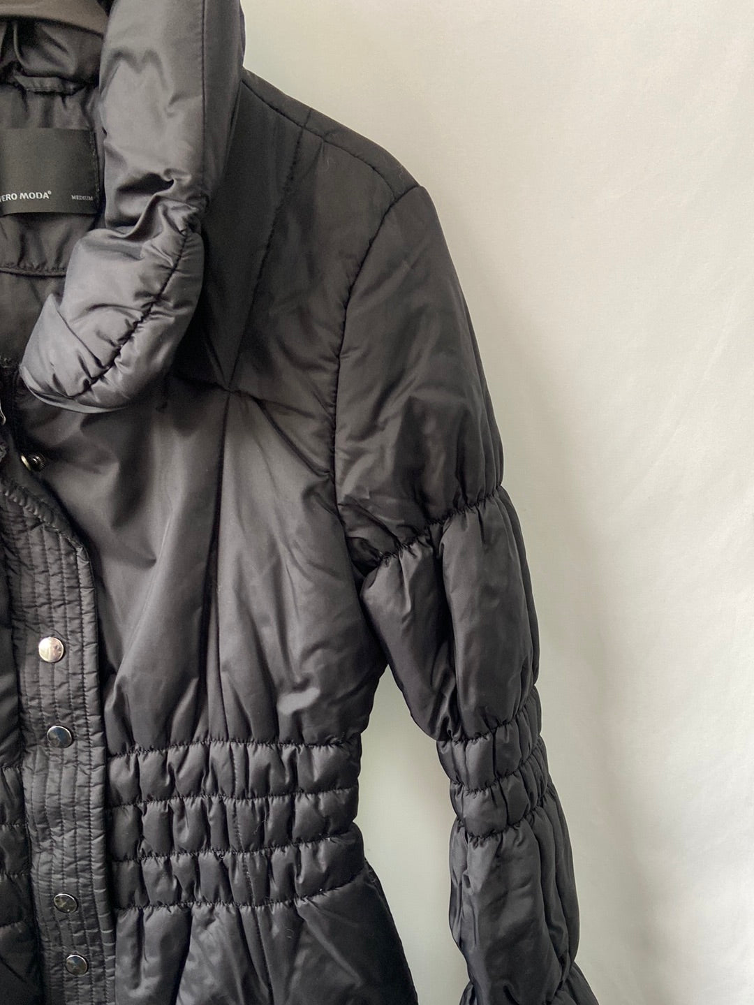 VERO MODA.Plumas negros T.M