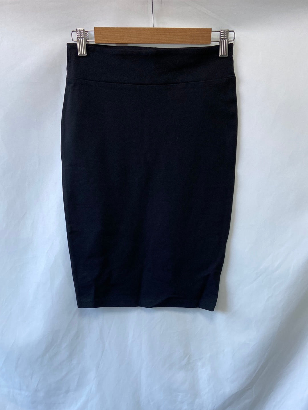 RESERVED.Falda negra tubo elástica T.34