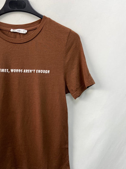 MANGO.Brown phrase T-shirt S.XS