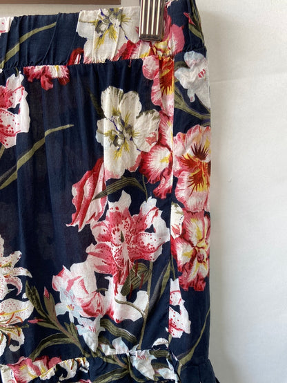 PULL&BEAR. Shorts flores T.l