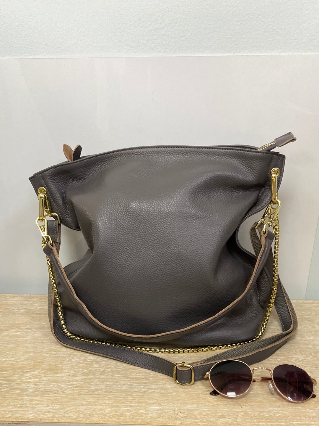 OTHERS. Gray chain bag