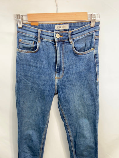 ZARA.Vaqueros clásicos elásticos T.36