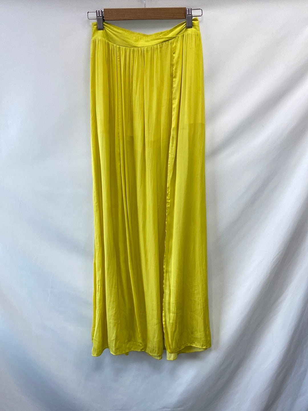 PULL&BEAR.Falda larga amarilla T.s