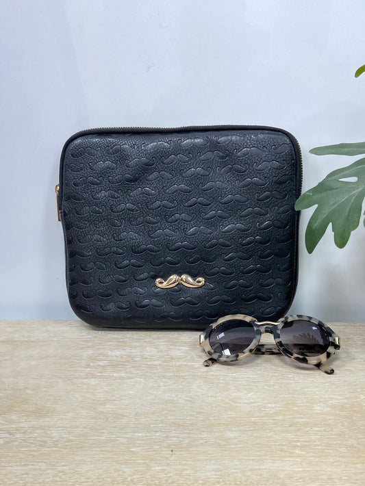 BERSHKA. Funda tablet bigotes