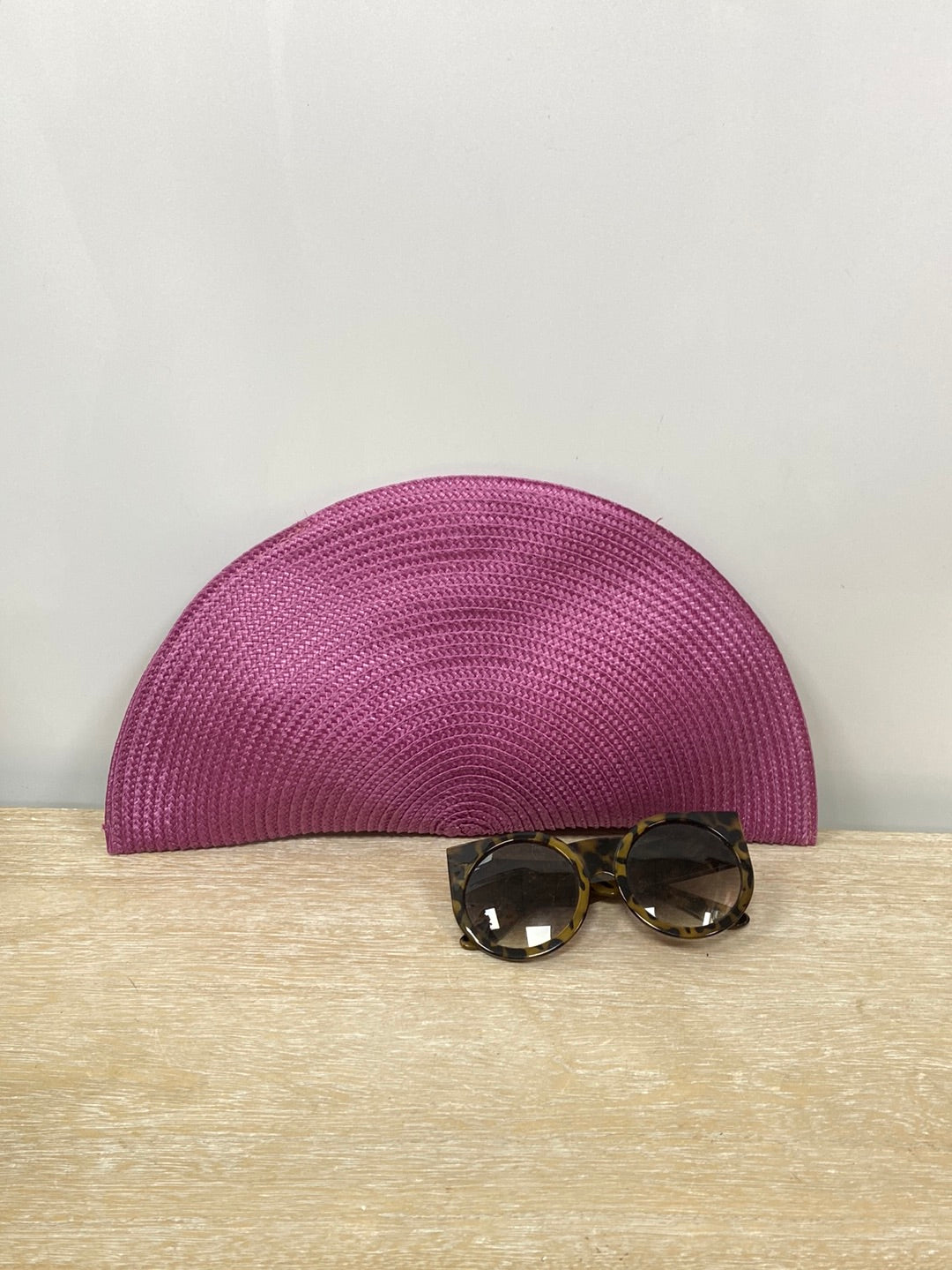 OTRAS.Bolso rafia semicírculo buganvilla