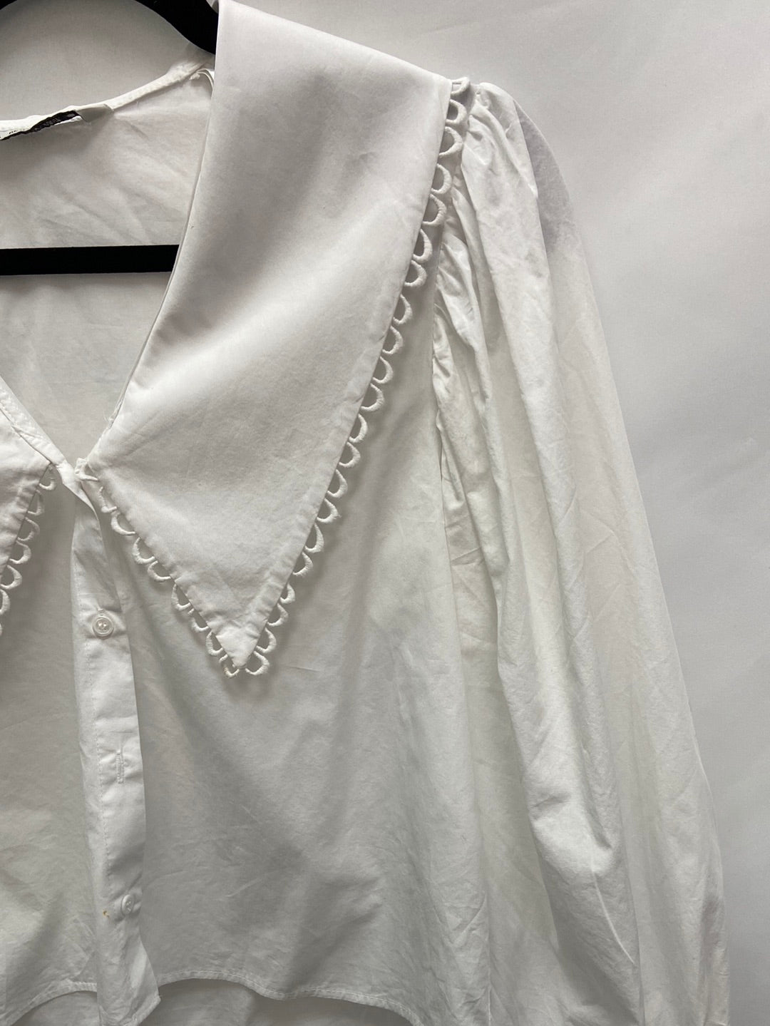 ZARA.Blusa blanca cuello oversized T.XS