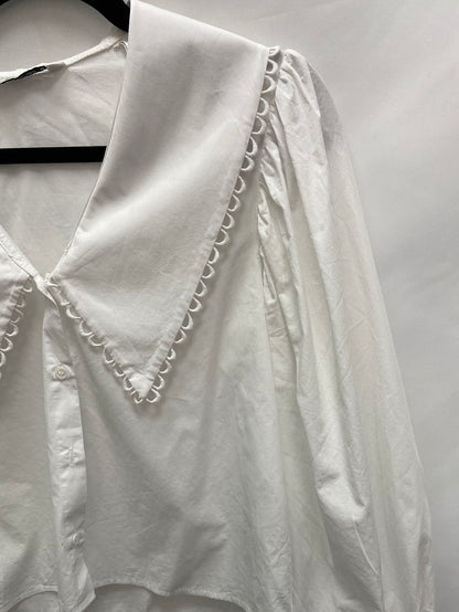 ZARA.Blusa blanca cuello oversized T.XS