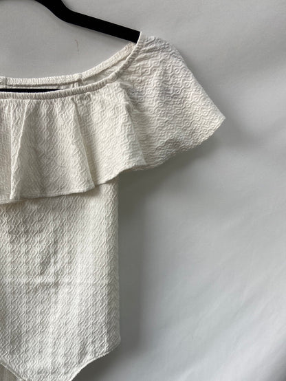 OYSHO.Body blanco textura volante T.s