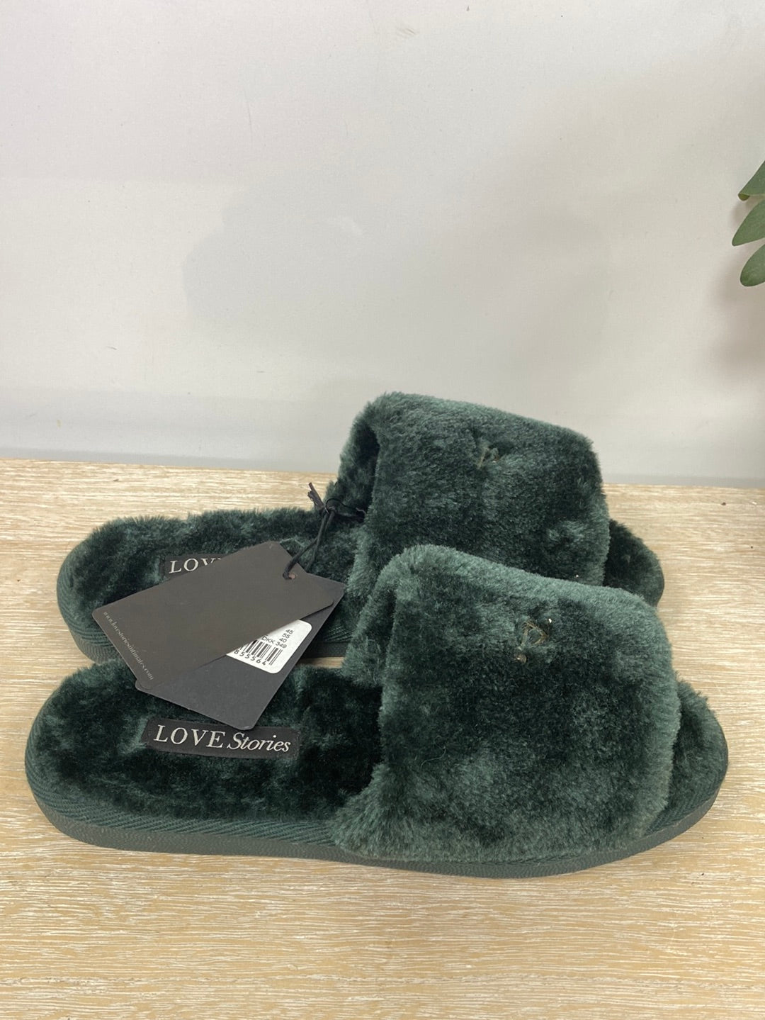 LOVE STORIES.Zapatillas pelito verdes T.37