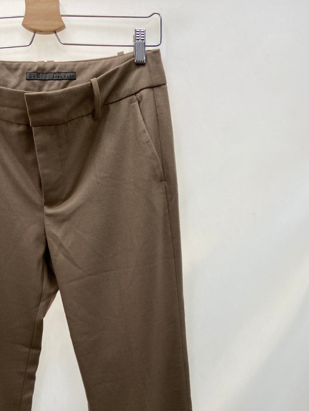 ZARA.Pantalones pinzas beiges T.38