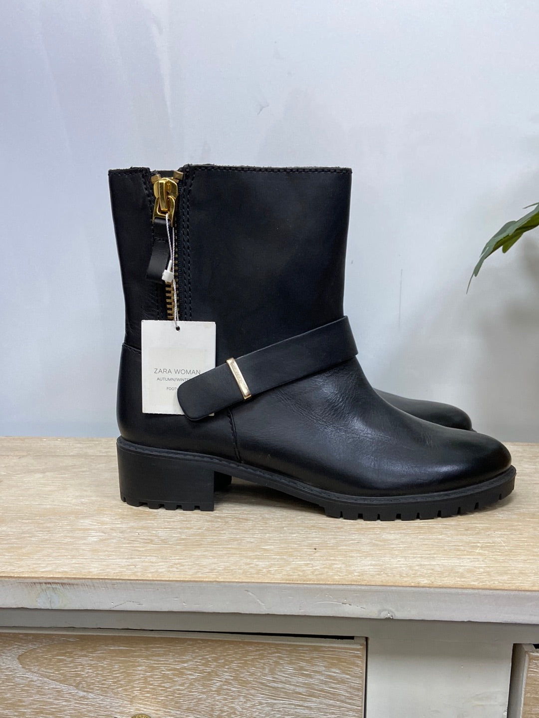 ZARA.Botas negras T.39