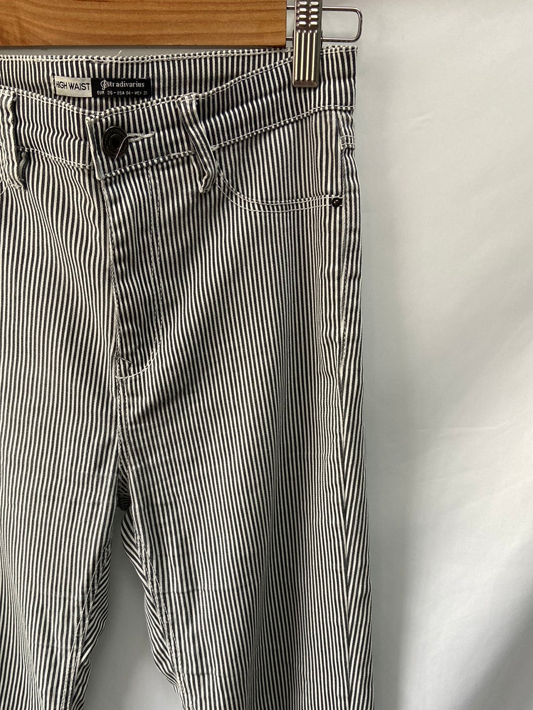 STRADIVARIUS. Pantalón rayas T.36